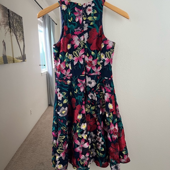 Floral Embroidered Dress - Picture 6 of 7